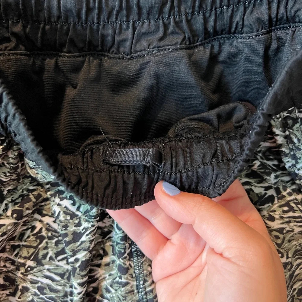 Lululemon women’s Tracker IV short size 6 - Picture 8 of 11